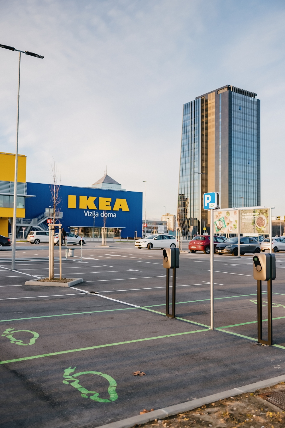 Ikea Vse o nakupovanju v slovenski Ikei_foto_Marko_Delbello_Ocepek-parkiranje