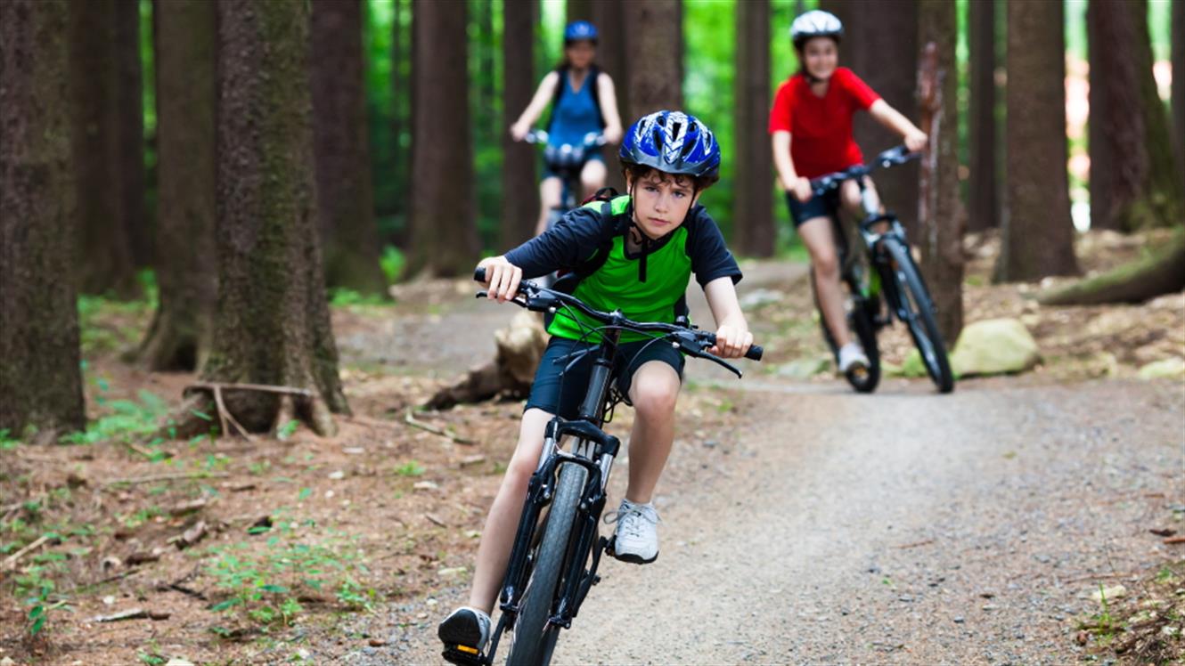 Otroci na kolesu: Kako izbrati kolesarsko opremo za najmlajše?