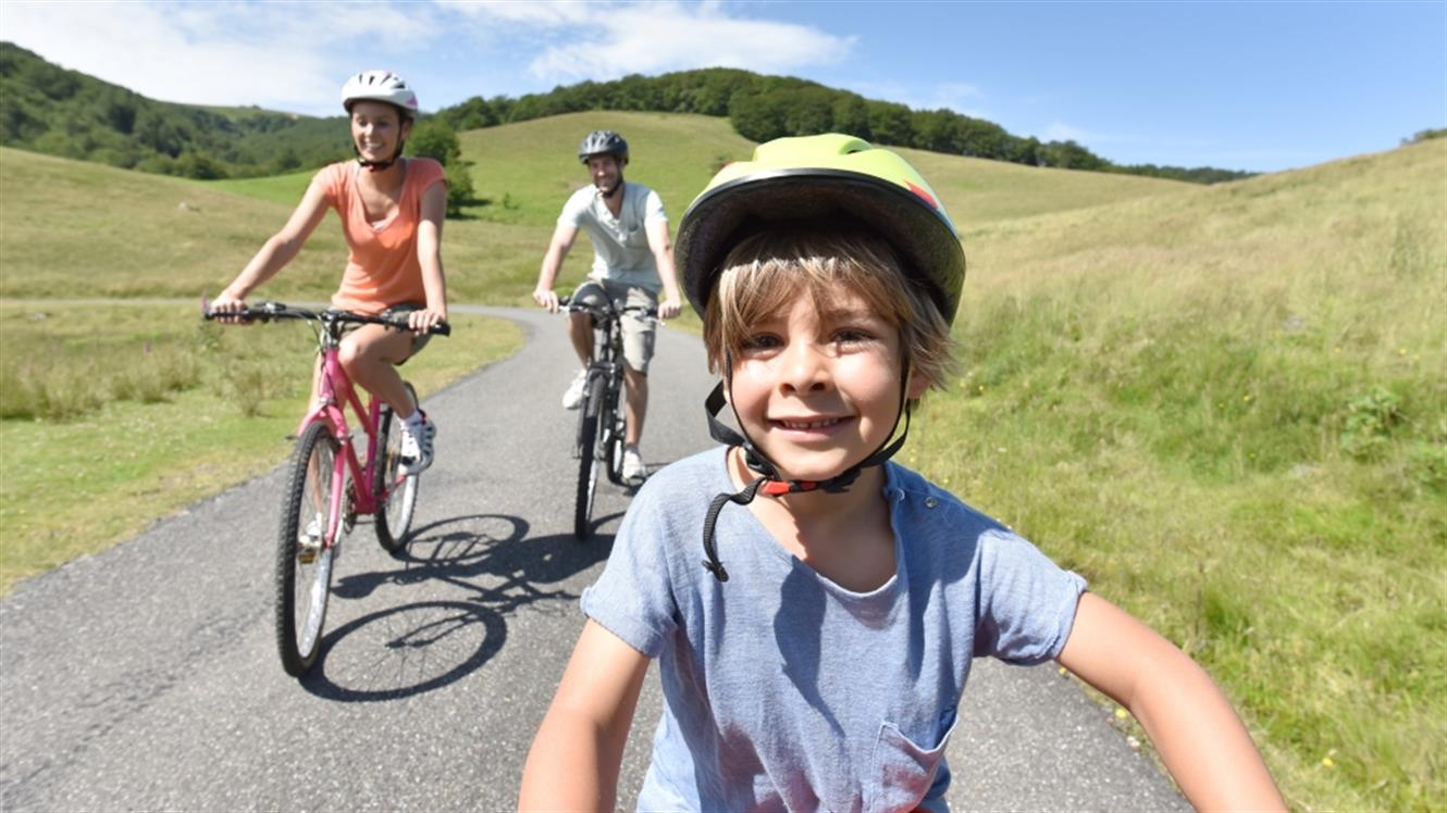 Otroci na kolesu: Od prvih vrtljajev pedal do družinskih kolesarskih izletov