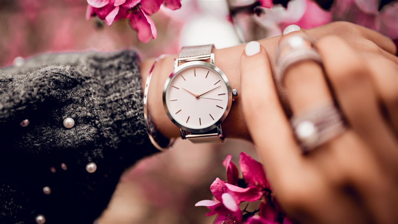 К чему снятся наручные часы на руке. Девушка с часами. Красивая девушка с часами. Красивые часы. Стильные наручные часы.