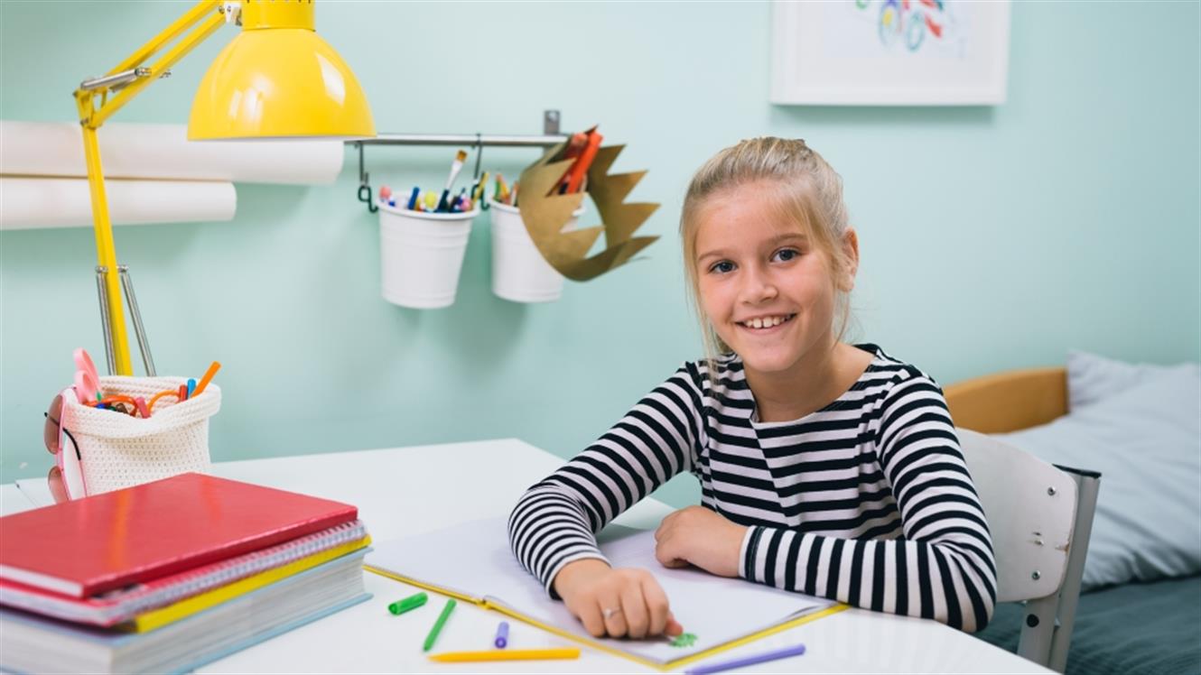 Gremo v šolo: Kako opremiti domači učni kotiček?
