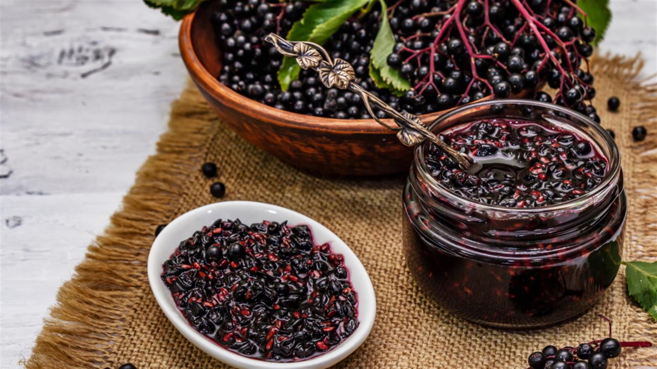Recepti: Jesenski džemi – bezgov, kakijev in iz grozdja