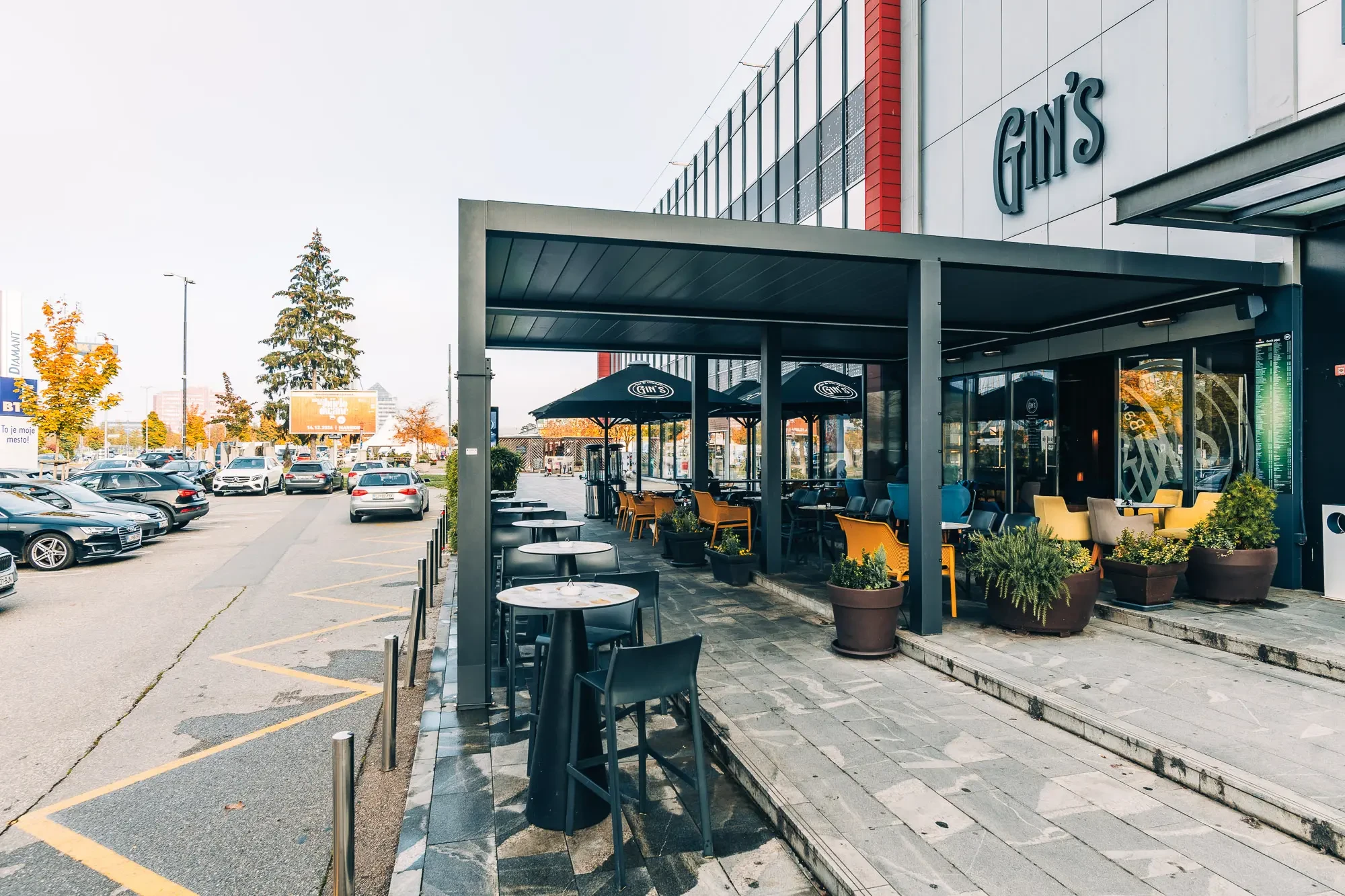 Gin's Bar & Lounge 4