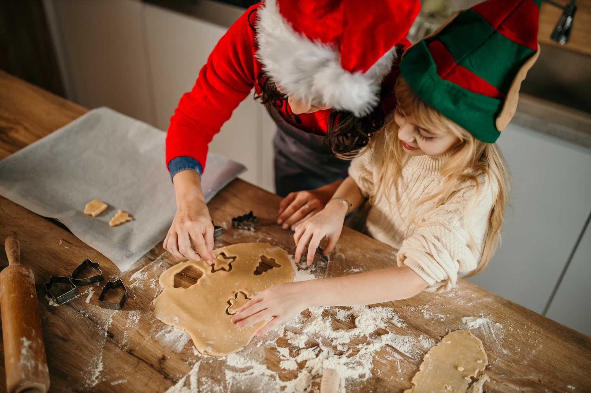 Peka praznicnih piskotov